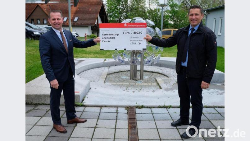 Gemeinnützige und soziale Zwecke“ werden von der Sparkasse mit einer Spende unterstützt. Eschenbachs Bürgermeister Marcus Gradl (rechts) nimmt den Scheck aus den Händen von Sparkassendirektor Gerhard Hösl (links) entgegen. Bild: Jessica Fechner/exb