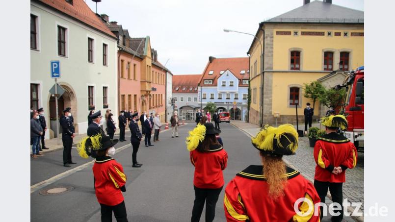 Der Platz vor der Kirche wurde für die Zeremonie abgesperrt, damit die Abstände der geladenen Gäste eingehalten werden können. Bild: jma