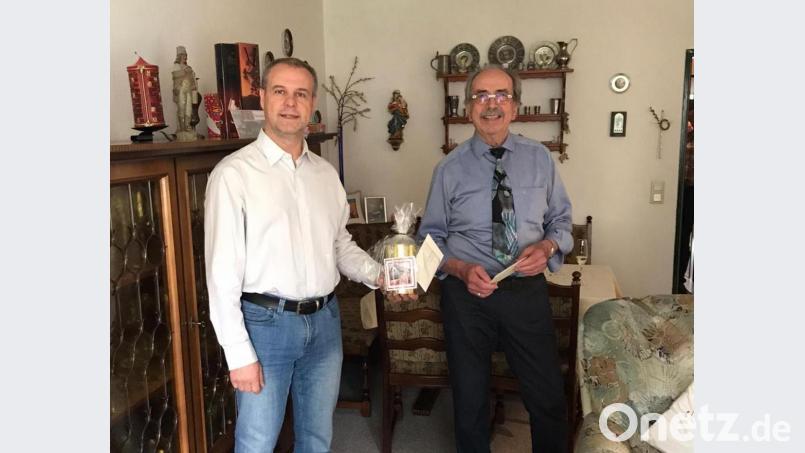 Zum 80. Geburtstag von Siegfried Rasp (rechts) überbrachte ein Quartett des MGV Mitterteich um Vorsitzenden Markus Schuller ein Ständchen und ein Präsent. Bild: MGV Mitterteich/exb