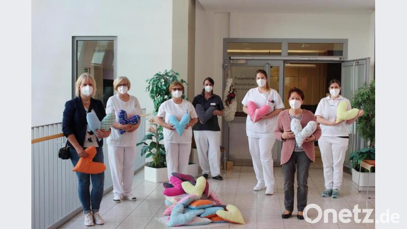 62 Herzkissen für Brustkrebspatientinnen überreichten die fleißigen Näherinnen und Organisatoren an Leitende Oberärztin Dr. Annette Lechler (rechts) der Frauenklinik Weiden. Bild: Evamaria Rauch, Kliniken Nordoberpfalz/exb