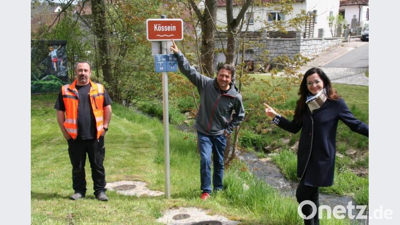 Stolz präsentieren Umweltreferent Stefan Müller (Mitte) und Bürgermeisterin Margit Bayer (rechts) die Beschilderung an der Kössein gegenüber des Stadtparks. Mit im Bild (links) Bauhofleiter Artur Dziumbla. Bild: fpoz