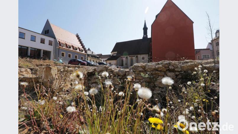 Der Eckert-Bau (rechts) ragt in die Brachfläche in der östlichen Altstadt, die als Bürgerspital-Areal bekannt ist. Hier soll nach dem Willen der Stadt ein Gebäudekomplex entstehen. Archivbild: Wolfgang Steinbacher