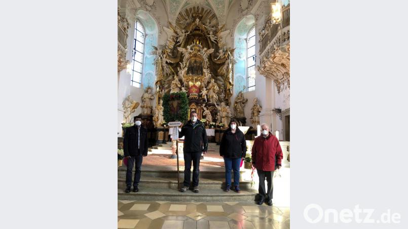 Vor dem Hochaltar der Basilika (von links) Pater Prince Kalarimuryil, Georg Leo Tafelmeyer, Barbara Ram und Pilgerführer Georg Tafelmeyer senior. Bild: bk