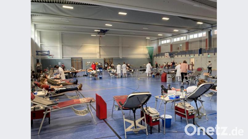 Die Dreifachturnhalle der Vilsecker Schule bietet ausreichend Platz. So können die zahlreichen Blutspender den Corona-gerechten Abstand einhalten. Bild: Stefanie Gradl