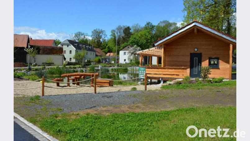 Gesegnet wird am Donnerstag auch der neue Dorfmittelpunkt in Pechofen. 565 000 Euro flossen in das Projekt, das die Stadt aber wegen eines Rechtsstreits um eine als Zufahrt genutzte Fläche (vorne) noch nicht abschließen konnte. Bild: jr