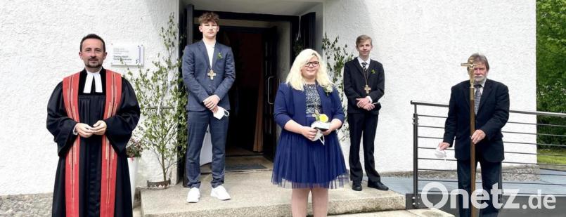 Auf dem Konfirmationsbild aus Hirschau sind (von links) Pfarrer Stefan Fischer, Tobias Berft, Emelie Burmann, Felix Reichenauer und Kirchenvorsteher Ulrich Gerlach zu sehen. Bild: wku