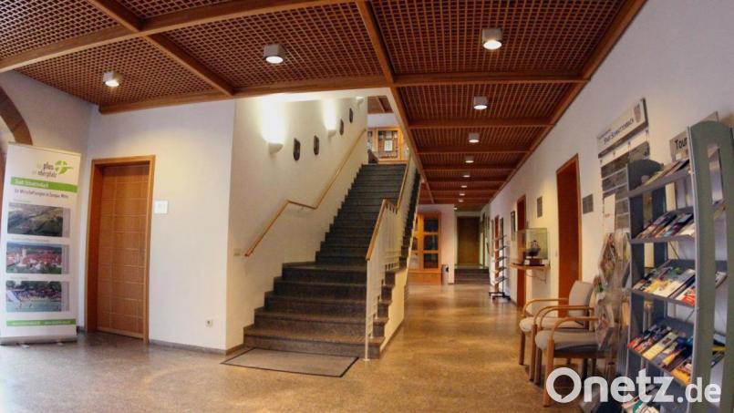 Neben dem Handlauf der Treppe vom Erdgeschoss in den ersten Stock des Schnaittenbacher Rathauses soll ein Treppenlift eingebaut werden, damit man barrierefrei in das Obergeschoss gelangen kann. Bild: e