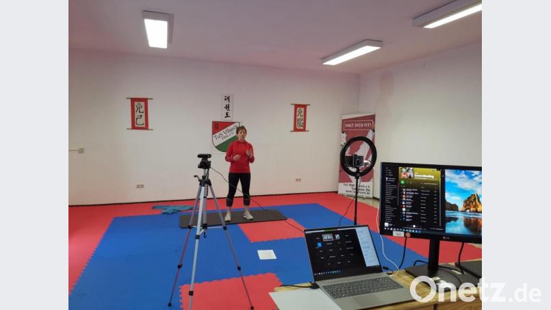 TuS-Vorsitzende Cornelia Ruppert führt beim &quot;Tag der offenen Tür&quot; virtuell in ihre Sportstunde „Prävention – Sport pro Gesundheit!“ ein. Bild: Dominik Gruber/exb