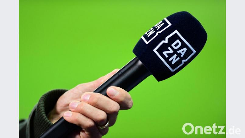 DAZN überträgt ab der kommenden Spielzeit 106 Bundesligaspiele live. Der Sport-Streamingdienst hat nun seine Abo-Preise erhöht. Bild: Soeren Stache/dpa