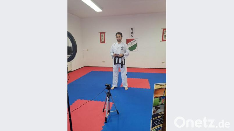 Der Leiter der Taekwondo-Kinder- und Jugendgruppe, Dominik Gruber, zeigt den Zuschauern die koreanische Kampfkunst. Bild: Dominik Gruber/exb