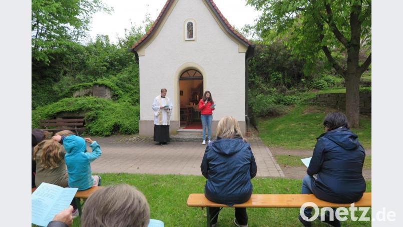 Katrin Rodler war eine der Lektorinnen, die Stadtpfarrer Thomas Kraus bei der Maiandacht an der Fatimakapelle in Kuchenreuth unterstützen. Bild: jzk