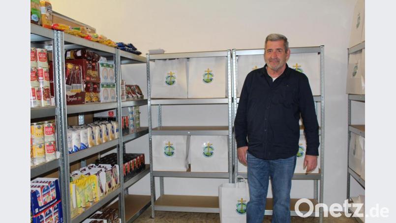 Ein Raum voller Lebensmittel für Hungernde: Konrad Oberle bringt auch Hilfspakete zu Bedürftigen. Bild: Williamson, Dagmar
