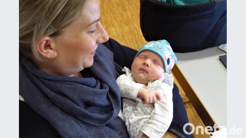 Die zwei Wochen alte Karlotta verschläft in Mamas Armen geborgen die Etzenrichter Gemeinderatssitzung. Bürgermeister Martin Schregelmann gratulierte Dritter Bürgermeisterin Monika Waldeck zur Geburt. Bild: fsb