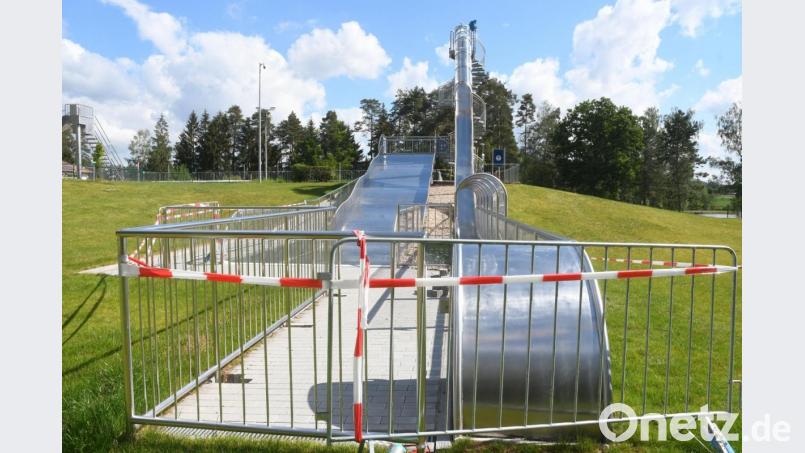 Das Schätzlerbad muss vorerst noch geschlossen bleiben. Die Rutschen werden wohl die ganze Saison über nicht in Betrieb gehen. Archivbild: Gabi Schönberger
