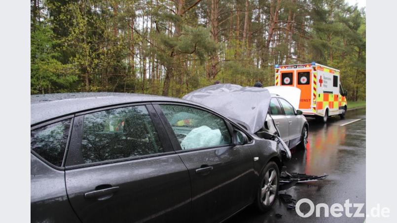 Zwei der beteiligten Fahrzeuge wurden schwer beschädigt Bild: jma