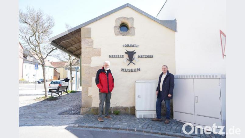 &quot;Ponnath Meister Metzger Museum&quot; steht seit kurzem an der Hauswand der ehemaligen Fleischbank. In der Mitte ist ein Ochsenkopf mit zwei Beilen zu sehen. Der ehemalige Firmenschild-Ausleger stammt von Metzgermeister Alois Bayer (rechts). Seit 20 Jahren ist das Fleischbankl bereits ein Museum. Auf Anfrage führt Hans Rösch durch das Fleischbankl. Bild: kaz