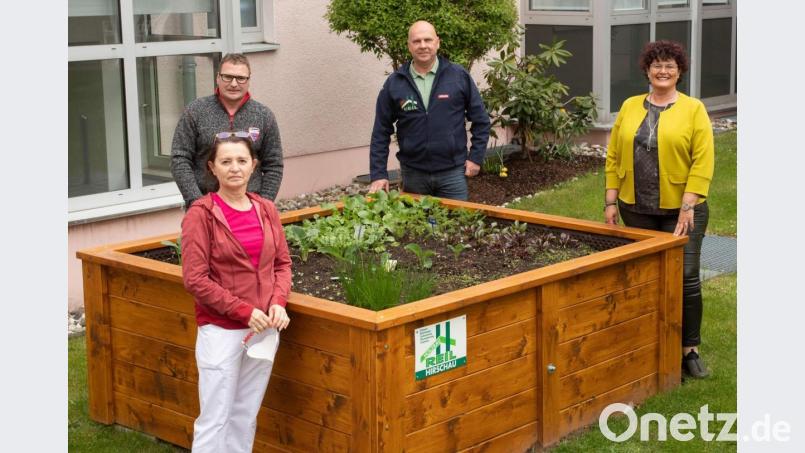 Wegen Umbauarbeiten im Garten des Seniorenheims St. Barbara musste das alte Hochbeet weichen. Es wurde durch ein neues, modernes und seniorengerechtes ersetzt (von links): Gerontotherapeutin Anita Dobmeier, Haustechniker Günter Birner, Christian Reil von der Firma Holzbau Reil und Heimleiterin Astrid Geitner. Bild: u