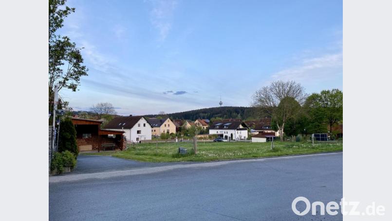 An der Dorfstraße in Theisseil unmittelbar neben dem Gasthaus soll ein Mehrfamilienhaus gebaut werden. Der Gemeinderat ist angetan von dem Vorhaben, hat aber Bedenken wegen der Parkplatzsituation. Bild: Eichl