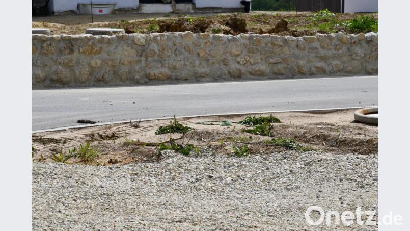 Als Einfriedung genehmigte der Gemeinderat entgegen der Festsetzung im Bebauungsplan (Sockelhöhe von maximal 30 Zentimetern) eine Sockelhöhe von 80 Zentimetern. Die Gesamthöhe der Einfriedung darf aber wie bisher maximal 1,50 Meter über der Fahrbahnkante liegen. Bild: sche