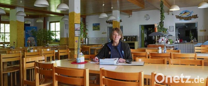 Im Speisesaal der Jugendherberge Tannenlohe, in dem normalerweise in den Pfingstferien kein freier Platz ist, sitzt Leitern Doris Fischer alleine. Seit 15 Monaten ist in Tannenlohe geschlossen. Eine Öffnung ist eventuell zu den Sommerferien geplant. Bild: Eger