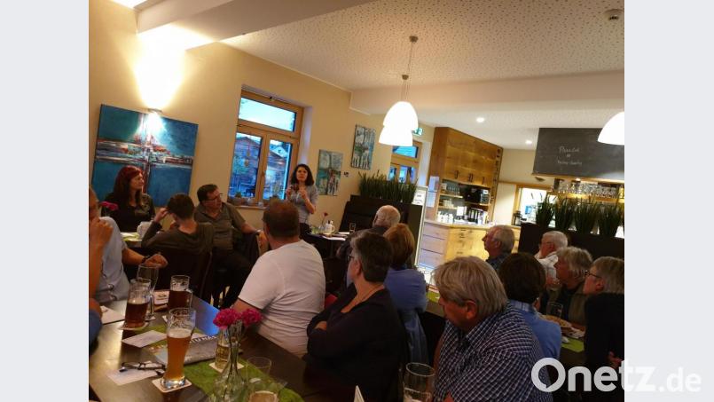 Der schon traditionelle bayerisch-tschechische Stammtisch des Vereins „Via Carolina-Goldene Straße“ hat durch die Pandemie eine lange Auszeit. Im Bild ein Treffen aus der Zeit vor Corona. Mit einem digitalen bayerisch-tschechischen Online-Stammtisch und weiteren digitalen Formaten will man die Kontakte wiederbeleben. Archivbild: awo