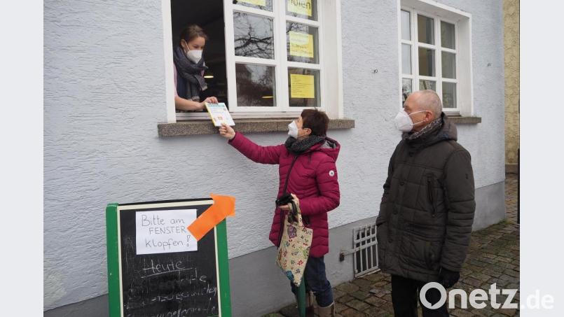 Stammkunden halten dem Pfreimder Buchcafé auch in der Pandemie die Treue. Von den Vor- und Nachteilen mit zwei Standbeinen kann Karin Wilnauer (links) ein Lied singen. Bild: bl