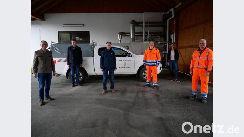 Nach 36 Jahren Klärwärtertätigkeit in Diensten der Stadt Waldsassen ging Georg Ernstberger in den Ruhestand. Bei der Abschiedsfeier waren (von links) Bürgermeister Bernd Sommer, Stadtbaumeister Hubert Siller, Georg Ernstberger, Nachfolger Sven Ollermann, Personalratsvorsitzende Inge Frank und Klärwärterkollege Thomas Werfl dabei. Bild: hmr