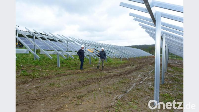 Im Geltungsbereich des Bebauungsplanes &quot;Sondergebiet Photovoltaikanlage Lohma-Lust&quot; wird derzeit der zweite Abschnitt der Anlage errichtet. Projektleiter Manfred Striegl (rechts) informiert beim &quot;Spatenstich&quot; Bürgermeister Rainer Rewitzer (links) über die Leistungsfähigkeit der Anlage. Bild: bey