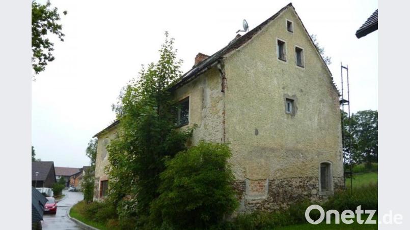Die ehemalige, seit Jahren leerstehende Schule im Ortszentrum wird abgerissen. Ein neuer Dorfplatz soll geschaffen werden. Bild: Martin Stahr/ALE Oberpfalz/exb