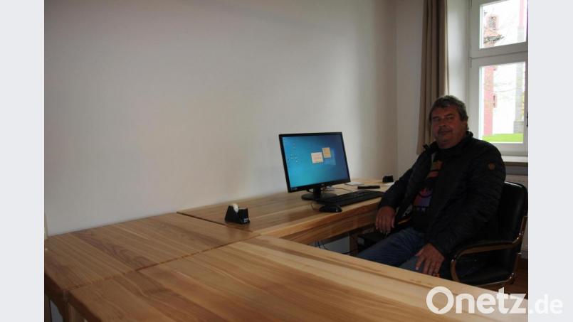 Kirchenpfleger Franz Freundl, seit 35 Jahren im Amt, in seinem neuen Büro. Bild: kro