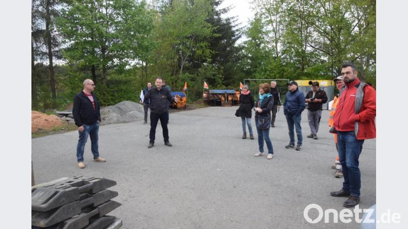 Das Entwicklungskonzept für den Bauhof stellt Bürgermeister Anton Kappl (zweiter von links) den Marktgemeinderäten vor. Bild: fz