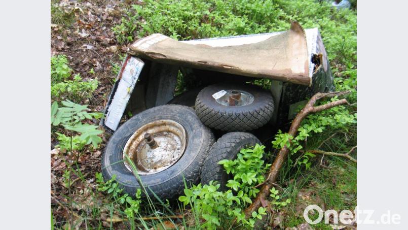 An der Kreisstraße TIR 37 bei Immenreuth liegt immer wieder verstreut liegender Müll. Das Bild zeigt einen Karton voller Reifen. Bild: bkr