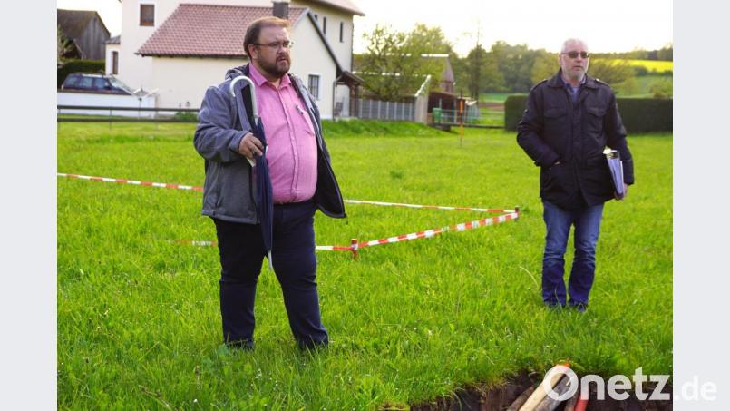 Bürgermeister Hans Walter (links) wird den Helfern eine kräftige Brotzeit spenden. Rechts neben ihn Ludwig Hafner, der die Unterlagen für den Dorfplatz am Monatsende an seinen Nachfolger übergeben wird. Bild: bkr
