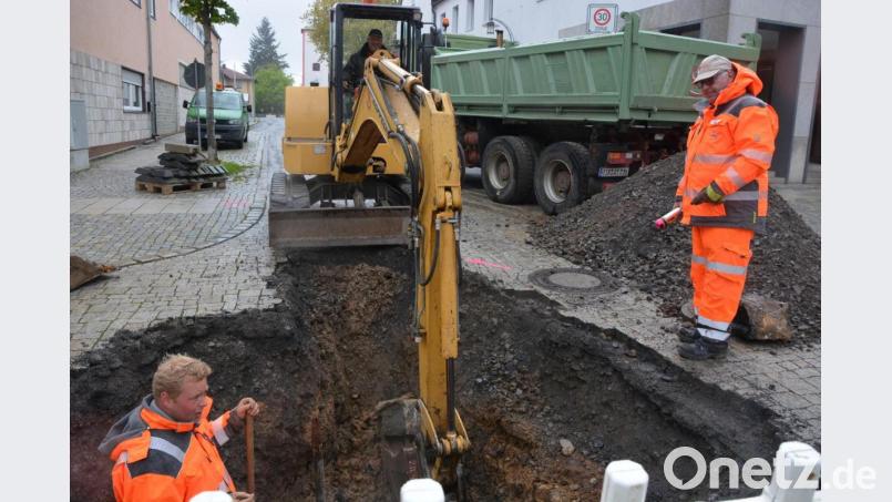 Wasserleitungsarbeiten starteten in dieser Woche in der Kolpingstraße, wo es allein im vergangenen Jahr fünf Rohrbrüche gab. Bild: jr
