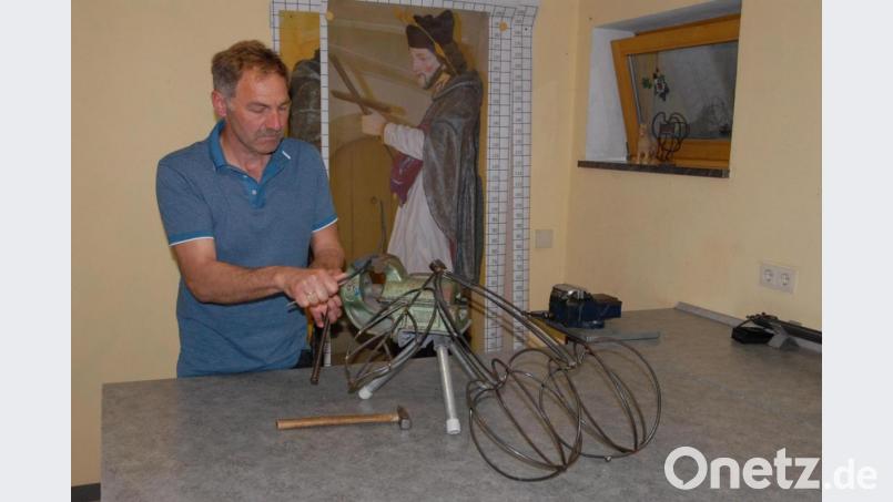 Akribische Arbeit in der Werkstatt: Franz Schmid. Bild: pop