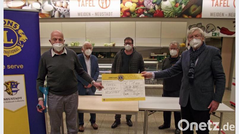 Einen Scheck über 1000 Euro übergab der Lions Club Neustadt Lobkowitz an die Tafel Weiden-Neustadt. Tafel-Vorsitzender Josef Gebhardt (von links), Dr. Horst Fabriz, Lions-Präsident Yul Regler, zweiter Tafel-Vorsitzender Engelbert Mayer und vom Lions Hilfswerk Dietmar Prusko freuen sich gemeinsam. Bild: Dobmeier