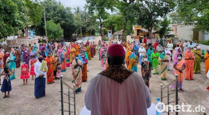 Das Foto zeigt zahlreiche Menschen, die bei der Ausgabe von Lebensmitteln und anderen Waren durch Bischof Moses D. Prakasam und seine Helfer anstehen. Bild: Bischof Moses/exb