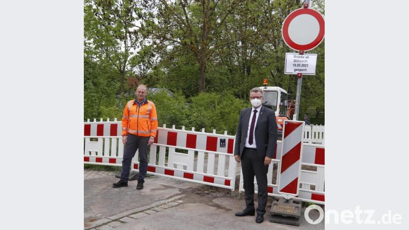 Bei einem Vororttermin informiert sich Bürgermeister Michael Göth (rechts) beim Leiter des Städtischen Bauhofs, Erwin Thurner (links), über den Fortschritt der Baumaßnahme. Bild: mfh