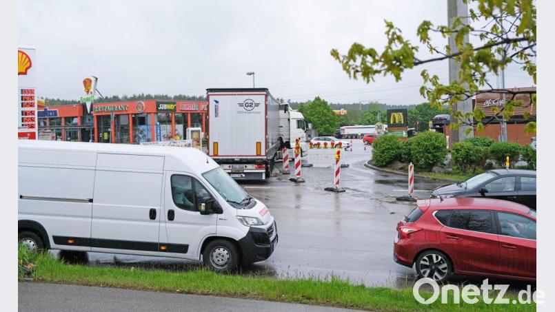 Schon jetzt ist ein Teil der Einmündung in die Klaus-Conrad-Straße gesperrt und gibt einen Vorgeschmack auf die zu erwartende Verkehrssituation Bild: twi