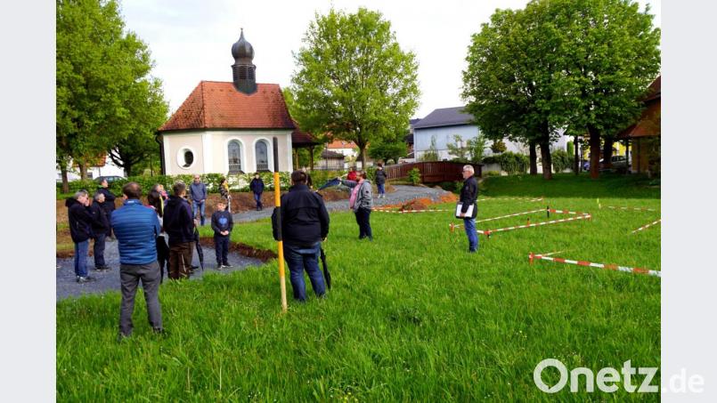 Mit roten Flatterbändern ausgesteckt sind die Flächen für die Spielgeräte. Geschottert ist bereits der barrierefreie Zugang von der Kapelle zum Dorfplatz und dem Sitzplatz. Bild: bkr