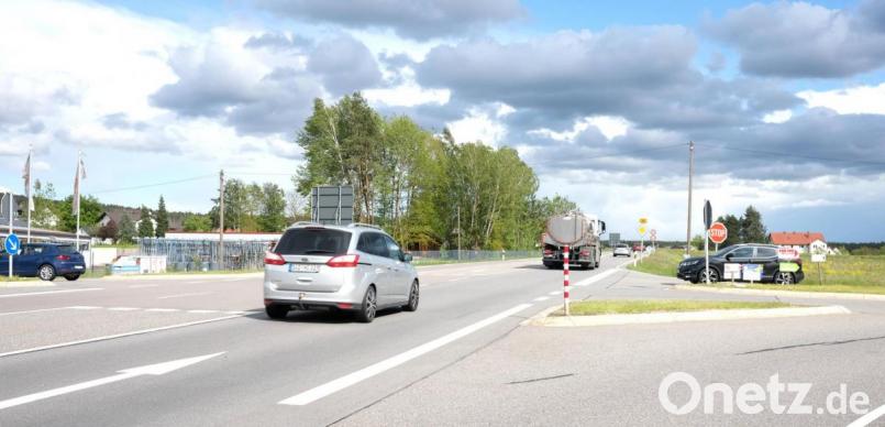 Blick auf die Heselbacher Kreuzung: Das Straßenbauamt Amberg-Sulzbach sieht beim Ausbau der B 85 zwischen Wackersdorf und Altenkreith keinen akuten Handlungsbedarf. Bild: Hirsch