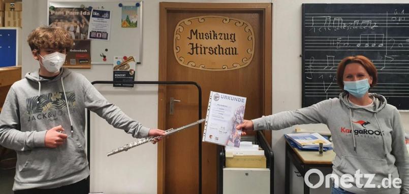 Trotz Corona-Zeit schafft Ferdinand Pfab (links) mit der Querflöte die D2-Leistungsprüfung des Nordbayerischen Musikbunds mit Bravour. Ausbilderin Susanne Dontschenko (rechts) gratuliert ihrem Schützling zum silbernen Leistungsabzeichen. Bild: u