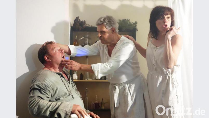 Bei den Historischen Stadtführungen setzen die Schauspieler des Modernen Theaters Tirschenreuth (im Bild eine Szene aus den Jahren 2018/2019) immer besondere Momente der Ortsgeschichte in erlebnisreiche Bilder um. Ende Juni will die Tourist-Info wieder mit diesen Führungen beginnen. Archivbild: exb