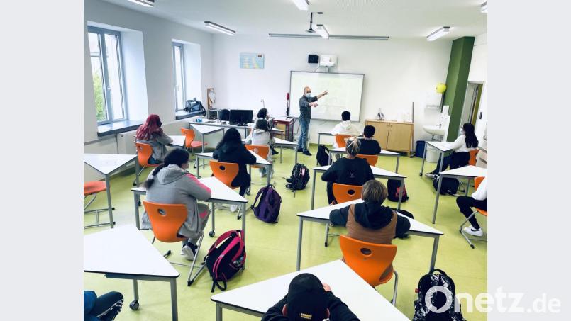 Lehrer Uwe Prösl erklärt der siebten Klasse der Grund- und Mittelschule Grafenwöhr an einem Smart Board Unterrichtsstoff. Bild: sne