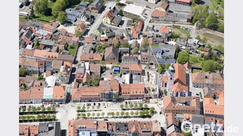 Mehrere Baustellen finden sich auf dem Marktplatz, unter anderem der Rathausneubau sowie die Sanierung des historischen Rathauses. Bild: mür