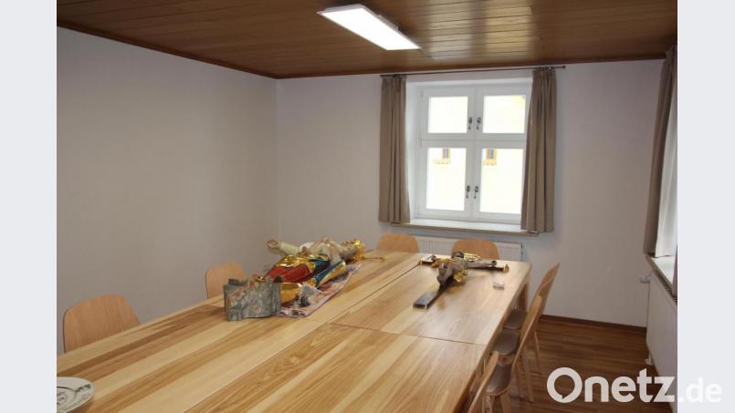 Das große Sitzungszimmer im Pfarrhof. Die Marienstatue und das Kreuz müssen noch angebracht werden. Bild: kro