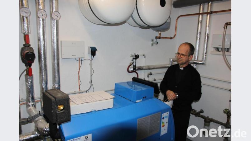 Ein Prunkstück ist die neue Heizung des Pfarrhofs. Pfarrer Armin Maierhofer brachte dazu einige gute Ideen mit ein. Bild: kro