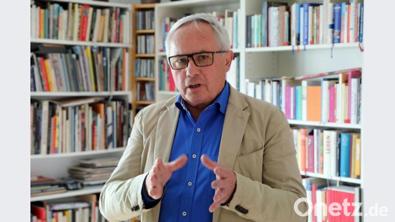 Jürgen Huber erklärt sehr anschaulich seine künstlerische Arbeitsweise. Bild: Gerhard Götz