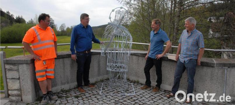 Gemeindearbeiter Christian Lautenschlager, Bürgermeister Peter Braun, Künstler Franz Schmid und Erwin Koller (von links) begutachten die Nepomuk-Metallfigur auf der Doppelbogenbrücke. Bild: pop
