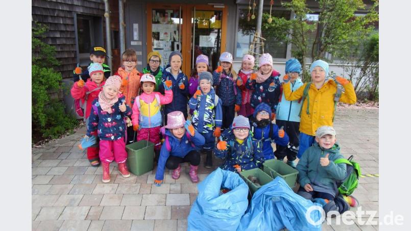 Die Mädchen und Buben aus dem Kindergarten St. Sebastian. Ihre Ramadama-Aktion brachte viel Müll zum Vorschein. Bild: Annalena Neuberger, Kindergarten St. Sebastian/exb